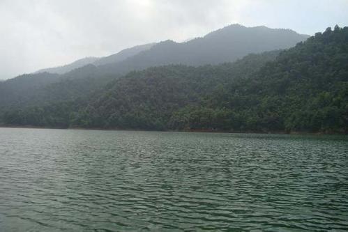 《水污染防治法》下地表饮用水水源保护区与二级保护区的禁止行为解析